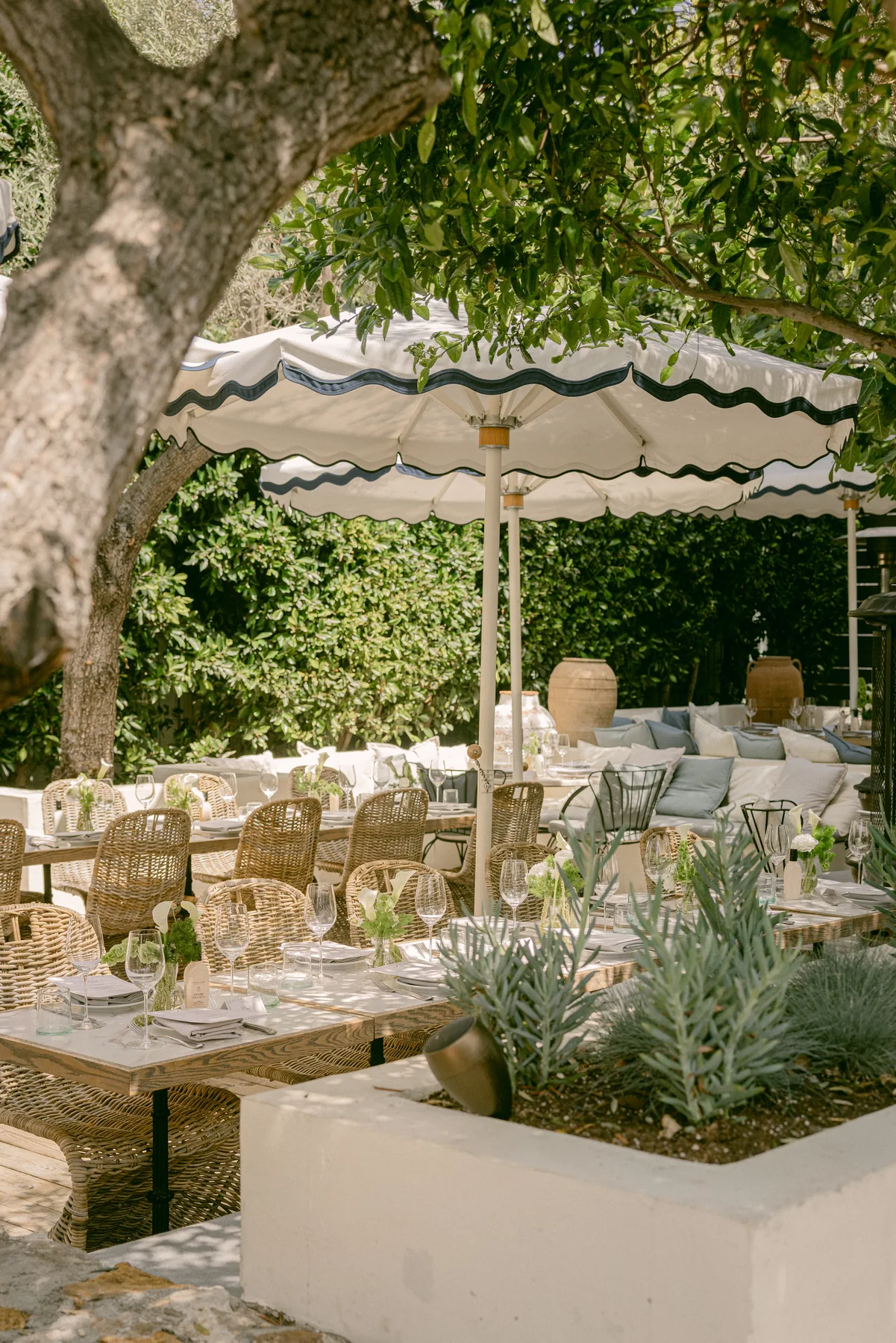 Outdoor patio at Alisa Wine & Friends